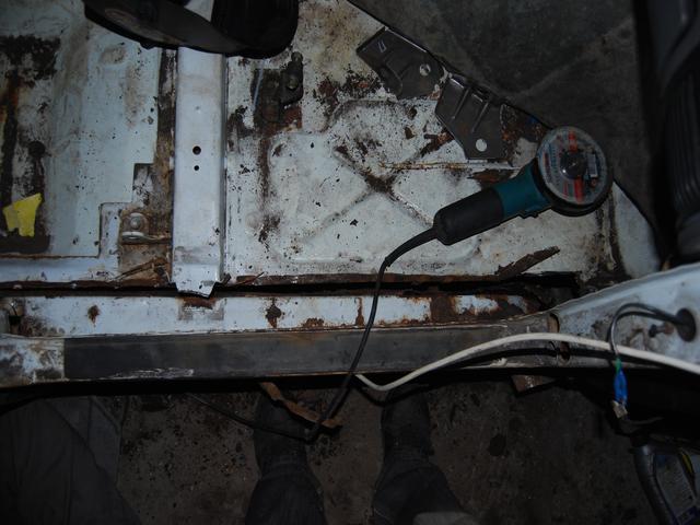 Вид вскрытого шва и продавленный короб порога Волги ГАЗ-3110