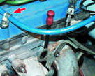 Ослабить затяжку хомута 1 и снять со штуцера шланг 2 к обратному клапану вакуумного усилителя тормозов Волги ГАЗ-3110